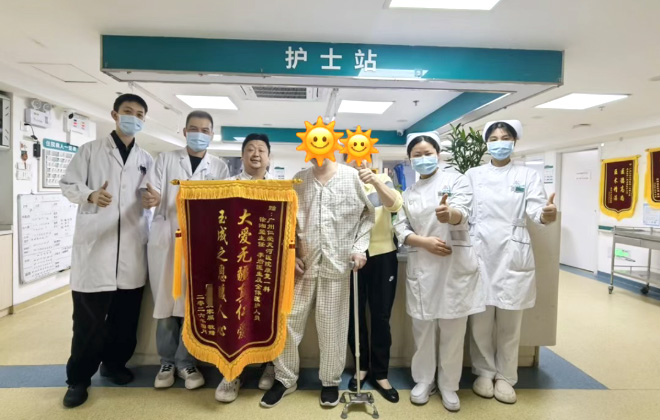 ��ƽ����Ժ������΢Ц��������죬�ǿ���·����ů�ĸ��