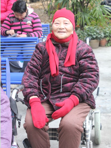 96岁的宋阿婆穿戴起了义工们送去的冬帽、围巾和手套