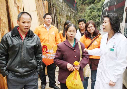 乌鲁木齐妇科医院援助两肿瘤患者