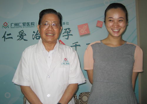 怀孕六个月的曾女士与徐德义主任合影留念