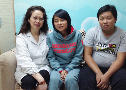 钟女士夫妇与李颖主任合影