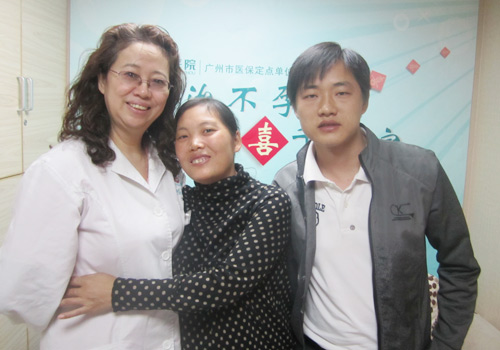 唐女士夫妇高兴的与李颖主任合影