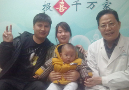 龙女士夫妇携宝宝与徐德义主任合影