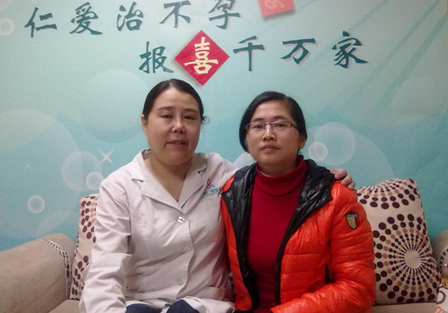 怀孕的冯女士与刘海鹃主任合影