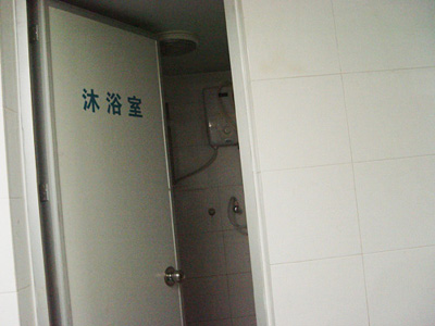 为保证医护人员本身卫生和消毒，在更衣室内按标准设淋浴室