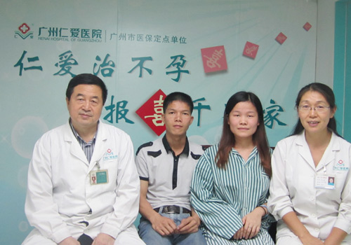 李先生夫妇和何海军主任、李松芝主任合影