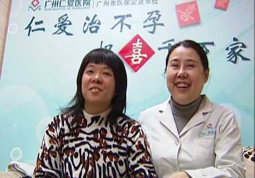 冯女士和刘海鹃主任合影