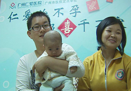 赵女士一家前来报喜